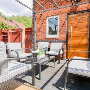 Hockley 4-Bed Sleeps 13 w Garden & Free Parking