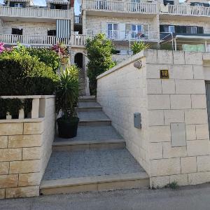 Apartments with parking space Bol Brac - 27896