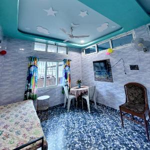The Caravan Hostel Food & Stay