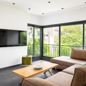 Bright Garden View Apartment Near the Beach