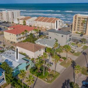 Authentic Near Beach House - Sleeps 16 - 5 Bedr home