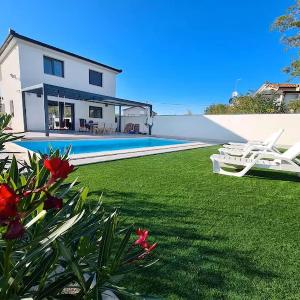 Two-storey house with pool in village of trika
