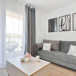 Słoneczny Apartament z Balkonem i Parkingiem Blisko Plaży by Noclegi Renters