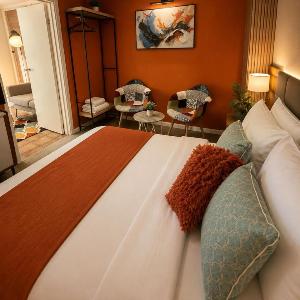 Cozy private Sleep Go Room with a private toilet - NO shower - Free Parking