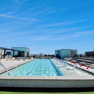Luxury Houston Apartment Rooftop Pool City Views & King Beds Near Downtown