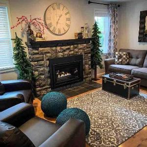 Fireplace & Hot Tub Nights Family House Walk to Downtown Bend