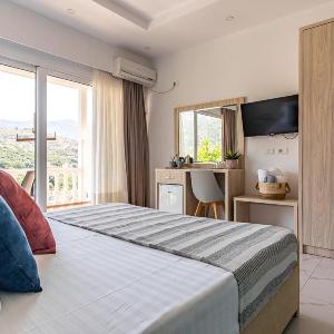Luxury Room 1 - Pool Parking & Outdoor Spaces