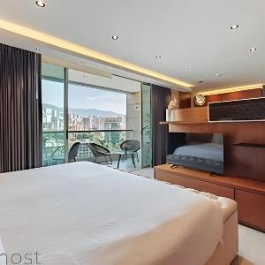 Elegant 1BR • Skyline View • Pool • Gym • Provenza