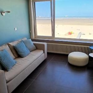 Beachfront Studio in Knokke-Heist with Stunning Sea Views for Families