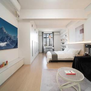 Charming Lodge with Lujiazui Night View Steps to The Bund & Metro Lines 10 & 12-Cloudy Joy Home
