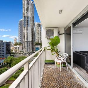 Central 2B Apartment Parking. Wi-Fi. Views.