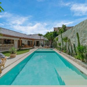 Philou - 6BR Chic Villa With 3 Pools Walk to the Beach!