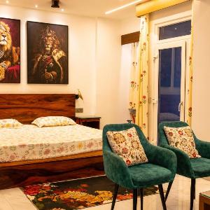 Luxe Wildlife Theme Studio With Cinema Projector