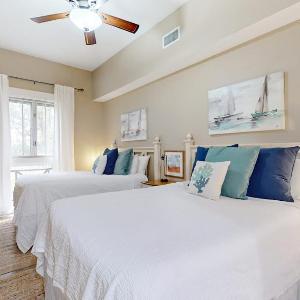 Convenient studio close to beach and pier with WiFi shared pool AC