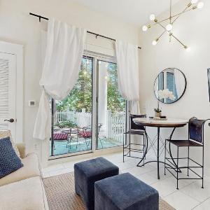 Pleasant studio at The Baytowne Wharf with shared pool hot tub shopping & events