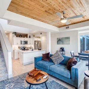 Riverwalk Penthouse Skyline Views RSV Parking Pet Friendly Free parking