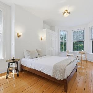 Boston Brownstone Steps To Shopping & Dining
