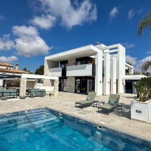 4 bed minigolf Villa and downstairs independent apartment