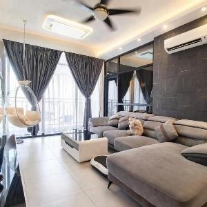 2BR Infinity Pool Condo Near Jonker 5Pax