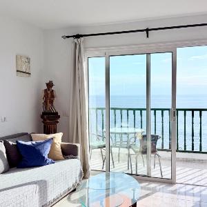 Sunset & Ocean Views Beachfront Apartment LG501