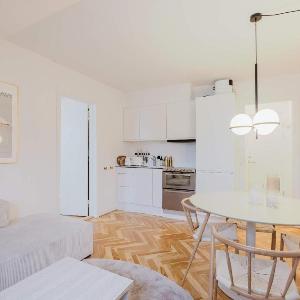 Stunning apartment by the lakes