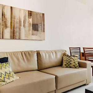 Apartamento 3 Quartos com Varanda a 400m da Praia Central