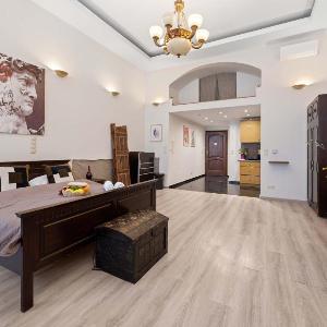 Grand Blvd Boutique Studio Opera with Gold Bath