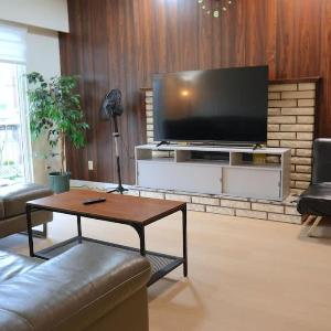 Convenient & Cozy 8 Beds Home - Prime Location with 4 Free Parking