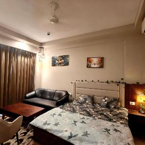 Cozy Stay at Sunlit Omaxe ITC
