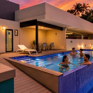 Estudio con piscina y vista al volcán de San Salvador