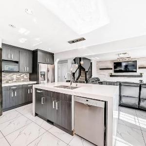 4BR Spacious Home with Free Parking and KING Bed