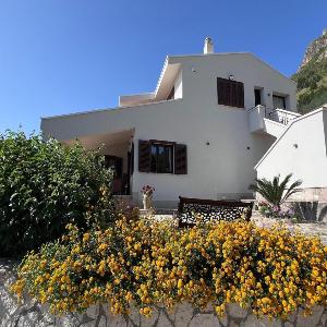 Charming Villa with Shared Pool near Castellammare del Golfo