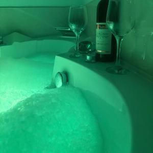 Premium Jacuzzi Apartment-Free parking garage