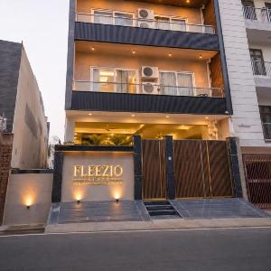 2 BHK Flat with Balcony Fleezio Stays Sec 42 Golf Course Rd
