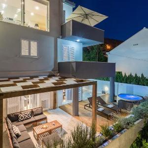 Modern Penthouse Split with Jacuzzi & Terrace