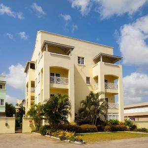 Oppposite Beach with Pool - Margate 4