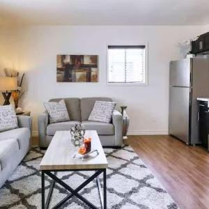 Downtown Apartment w Patio Parking & Modern Kitchen