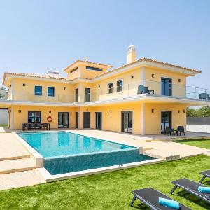 Villa Lion Beach - Moderna com Piscina Aquecível e BBQ