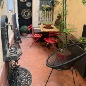 Charming T2 Batignolles with private courtyard