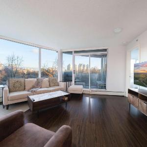 Luxury Central Condo with Pool Jacuzzi & Sauna