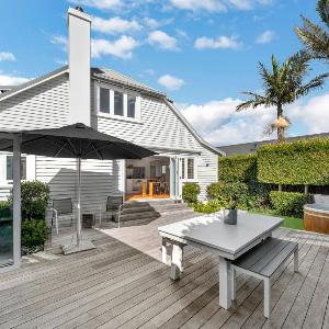 Sun-Filled Narrow Neck Retreat Spa Deck & Media