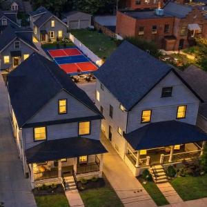 3 Homes Hot Tub Sauna & Pickleball Retreat
