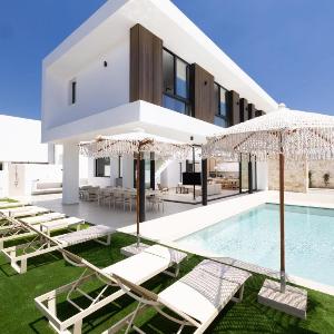 New 4 bedroom villa with pool 100 meters from the beach