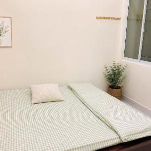 Phòng máy lạnh Trinh Nguyên Homestay có cửa sổ và máy giặt gần làng Đại học