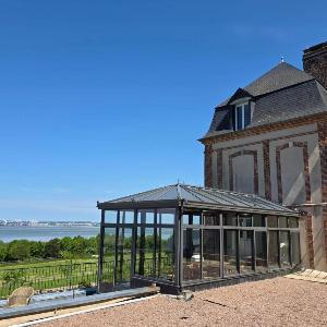 La Petite Tour de lEstuaire Panoramic Sea View & Private Terrace