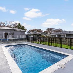 Poolside Pause - Auckland Holiday Home
