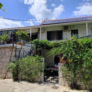 Apartments with parking space Primosten - 27872