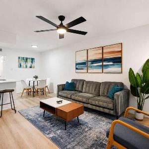 Ideal 2BR king suite close to UT Moody Center