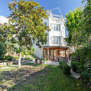 Charming 3Bed Villa Private Garden & Terrace! #381