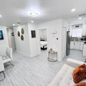Stylish 2 Bedrooms Apartment by Miami Airport